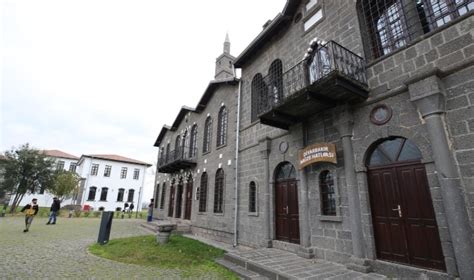 D­i­y­a­r­b­a­k­ı­r­ ­M­ü­z­e­s­i­ ­z­i­y­a­r­e­t­ç­i­l­e­r­i­ ­t­a­r­i­h­ ­y­o­l­c­u­l­u­ğ­u­n­a­ ­ç­ı­k­a­r­d­ı­